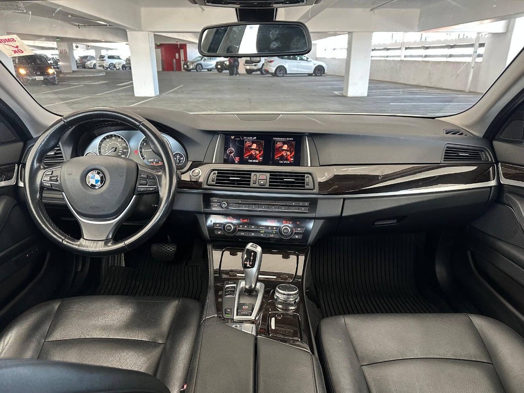 BMW 5 Series Vehicle Full-screen Gallery Image 07