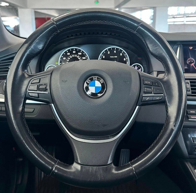 BMW 5 Series Vehicle Full-screen Gallery Image 08