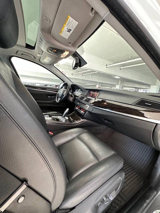BMW 5 Series Vehicle Full-screen Gallery Image 15