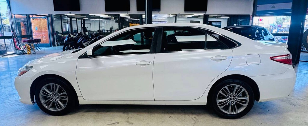 Toyota Camry Vehicle Full-screen Gallery Image 02