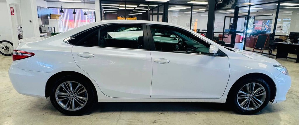 Toyota Camry Vehicle Full-screen Gallery Image 03