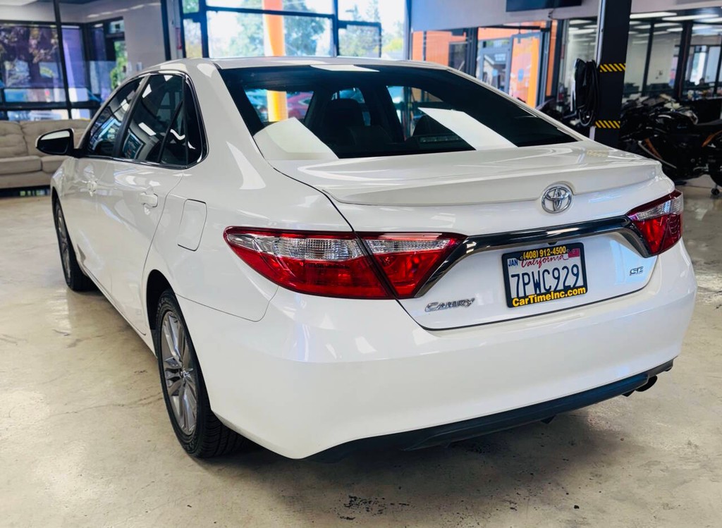 Toyota Camry Vehicle Full-screen Gallery Image 04