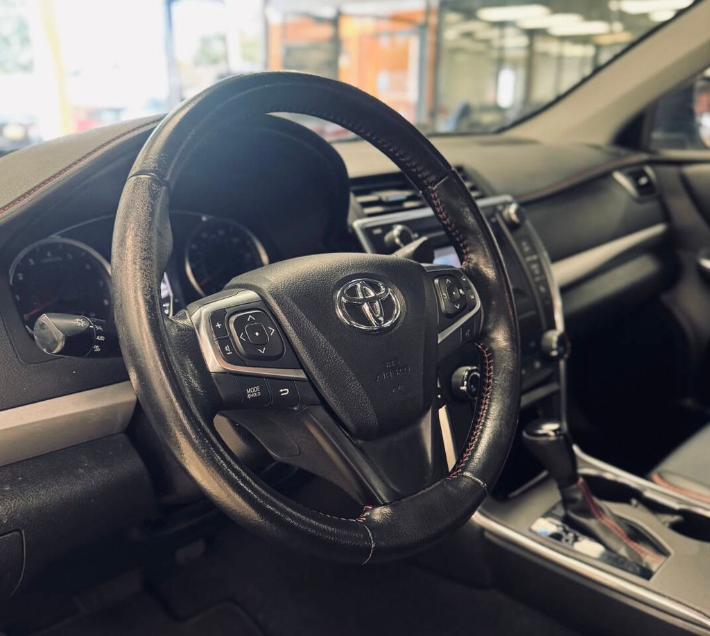 Toyota Camry Vehicle Full-screen Gallery Image 08