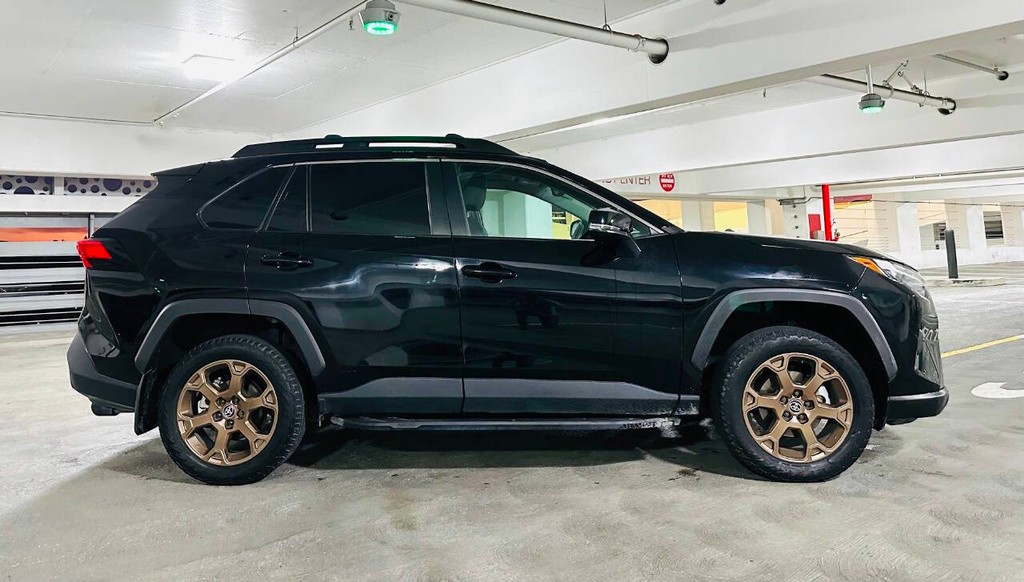 Toyota RAV4 Vehicle Full-screen Gallery Image 06