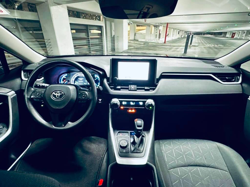 Toyota RAV4 Vehicle Full-screen Gallery Image 07