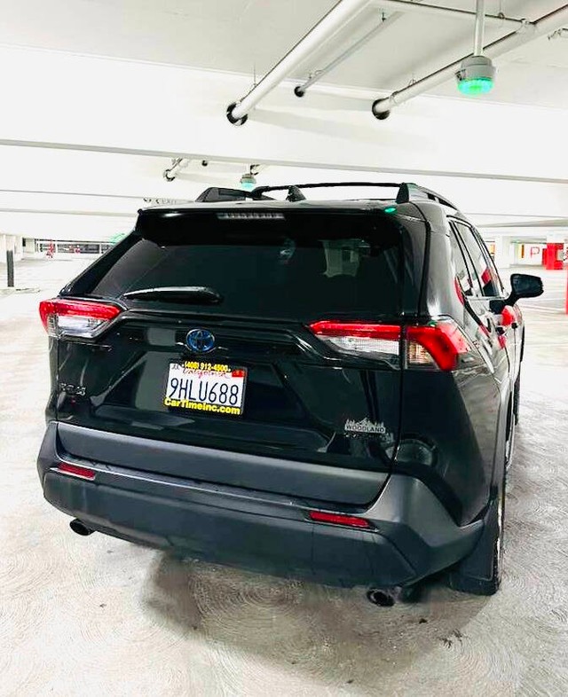 Toyota RAV4 Vehicle Full-screen Gallery Image 03