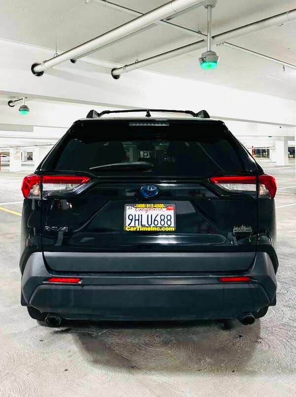 Toyota RAV4 Vehicle Full-screen Gallery Image 04