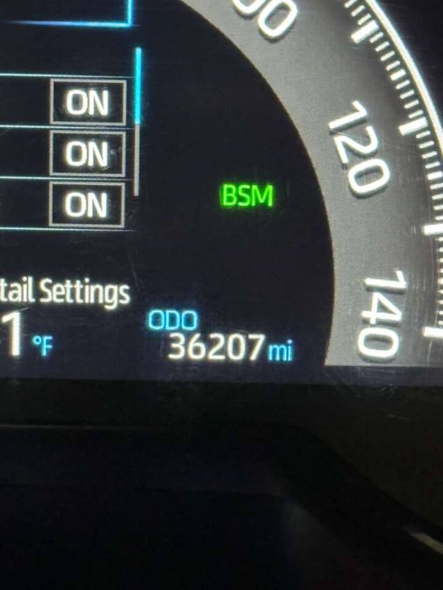 Toyota RAV4 Vehicle Full-screen Gallery Image 09