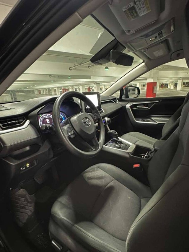 Toyota RAV4 Vehicle Full-screen Gallery Image 11