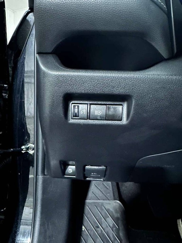 Toyota RAV4 Vehicle Full-screen Gallery Image 16