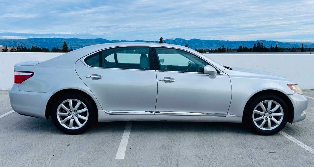 Lexus LS 460 Vehicle Full-screen Gallery Image 06