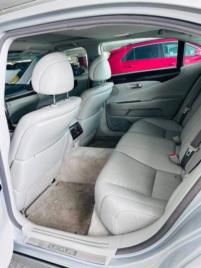 Lexus LS 460 Vehicle Full-screen Gallery Image 12