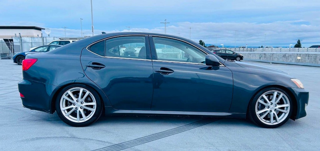 Lexus IS 350 Vehicle Full-screen Gallery Image 06