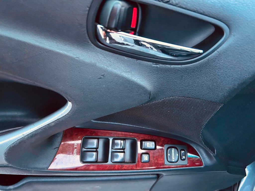 Lexus IS 350 Vehicle Full-screen Gallery Image 16