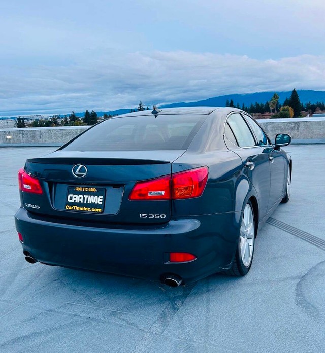 Lexus IS 350 Vehicle Full-screen Gallery Image 03