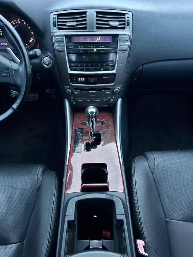 Lexus IS 350 Vehicle Full-screen Gallery Image 08