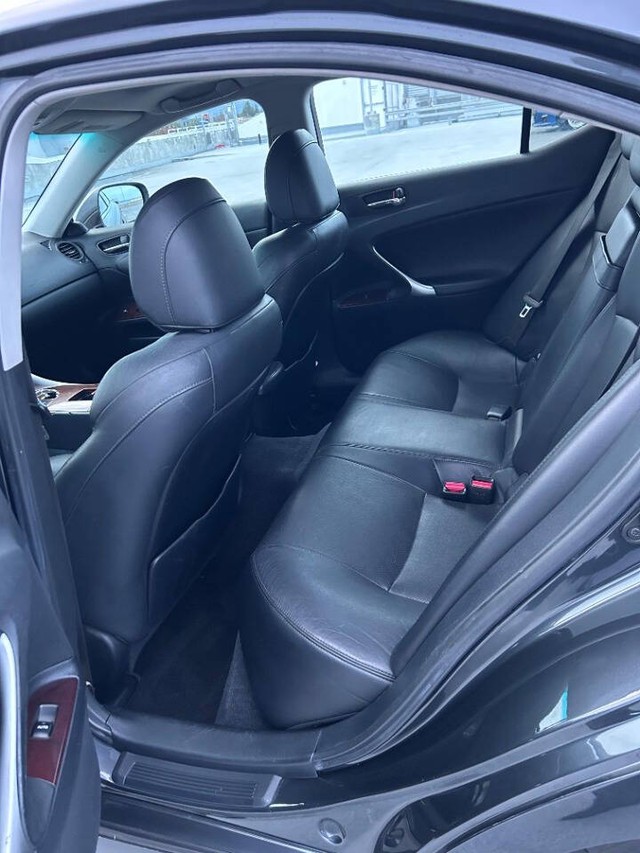 Lexus IS 350 Vehicle Full-screen Gallery Image 12