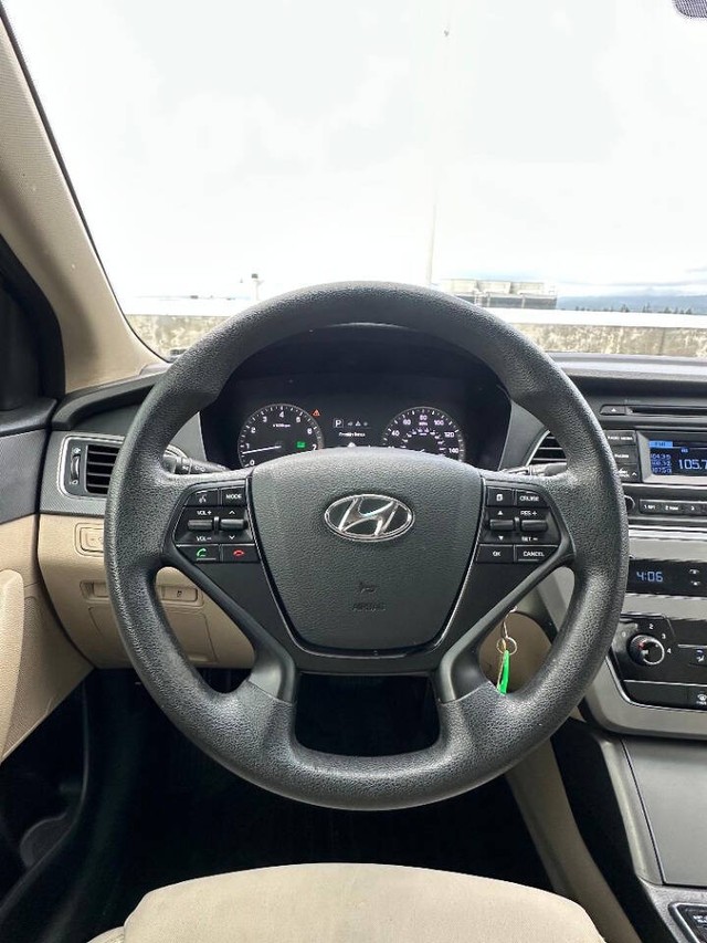 Hyundai Sonata Vehicle Full-screen Gallery Image 09
