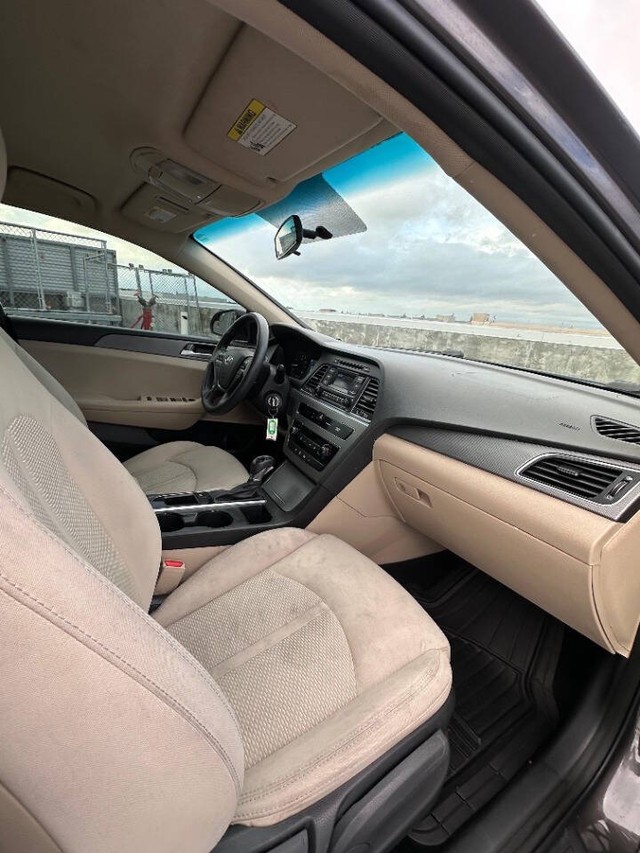 Hyundai Sonata Vehicle Full-screen Gallery Image 14