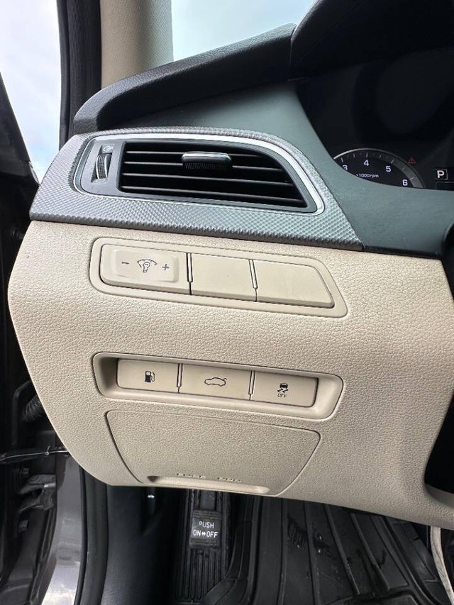 Hyundai Sonata Vehicle Full-screen Gallery Image 16