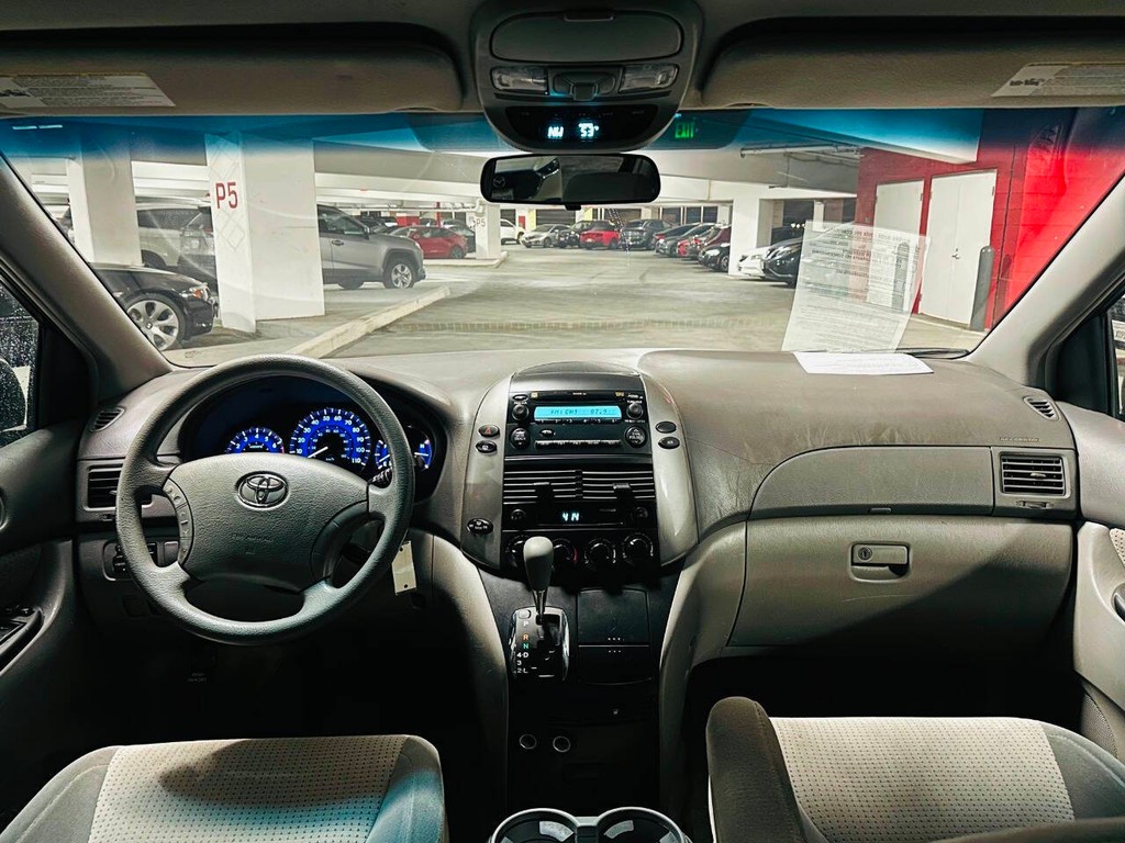 Toyota Sienna Vehicle Full-screen Gallery Image 08