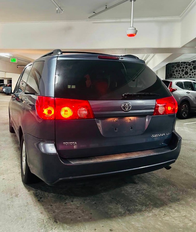 Toyota Sienna Vehicle Full-screen Gallery Image 03