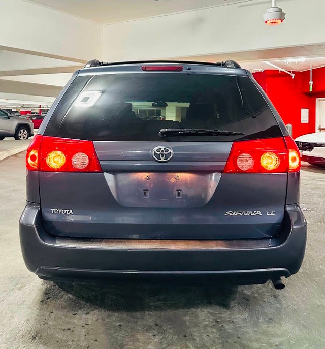 Toyota Sienna Vehicle Full-screen Gallery Image 04