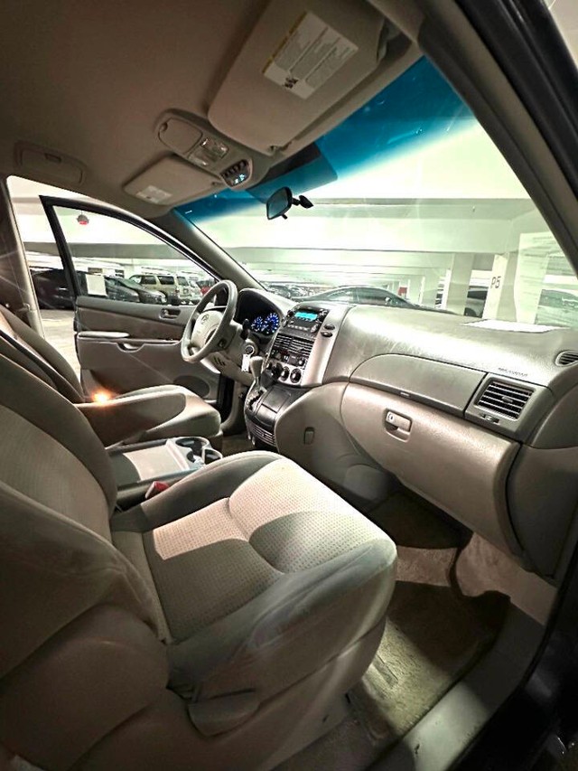 Toyota Sienna Vehicle Full-screen Gallery Image 15