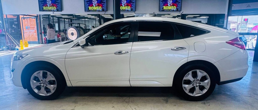 Honda Crosstour Vehicle Full-screen Gallery Image 02