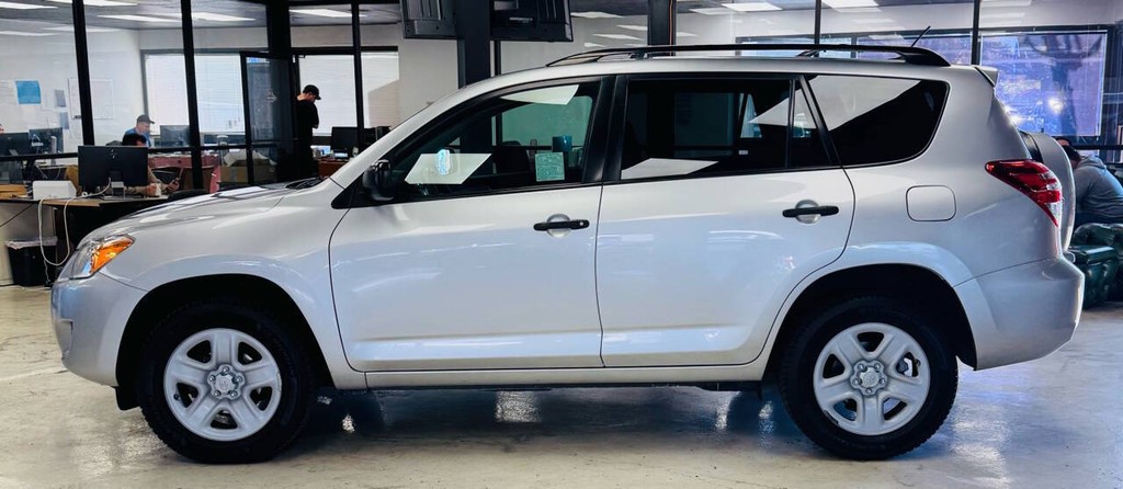 Toyota RAV4 Vehicle Full-screen Gallery Image 03