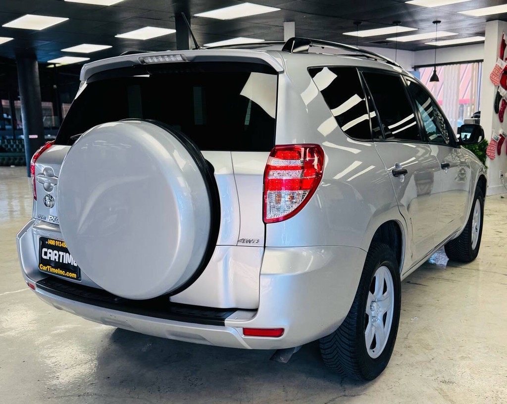 Toyota RAV4 Vehicle Full-screen Gallery Image 05