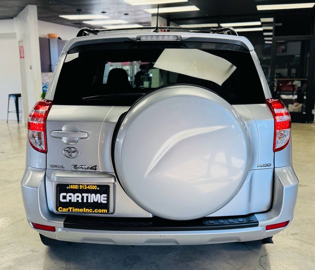 Toyota RAV4 Vehicle Full-screen Gallery Image 06