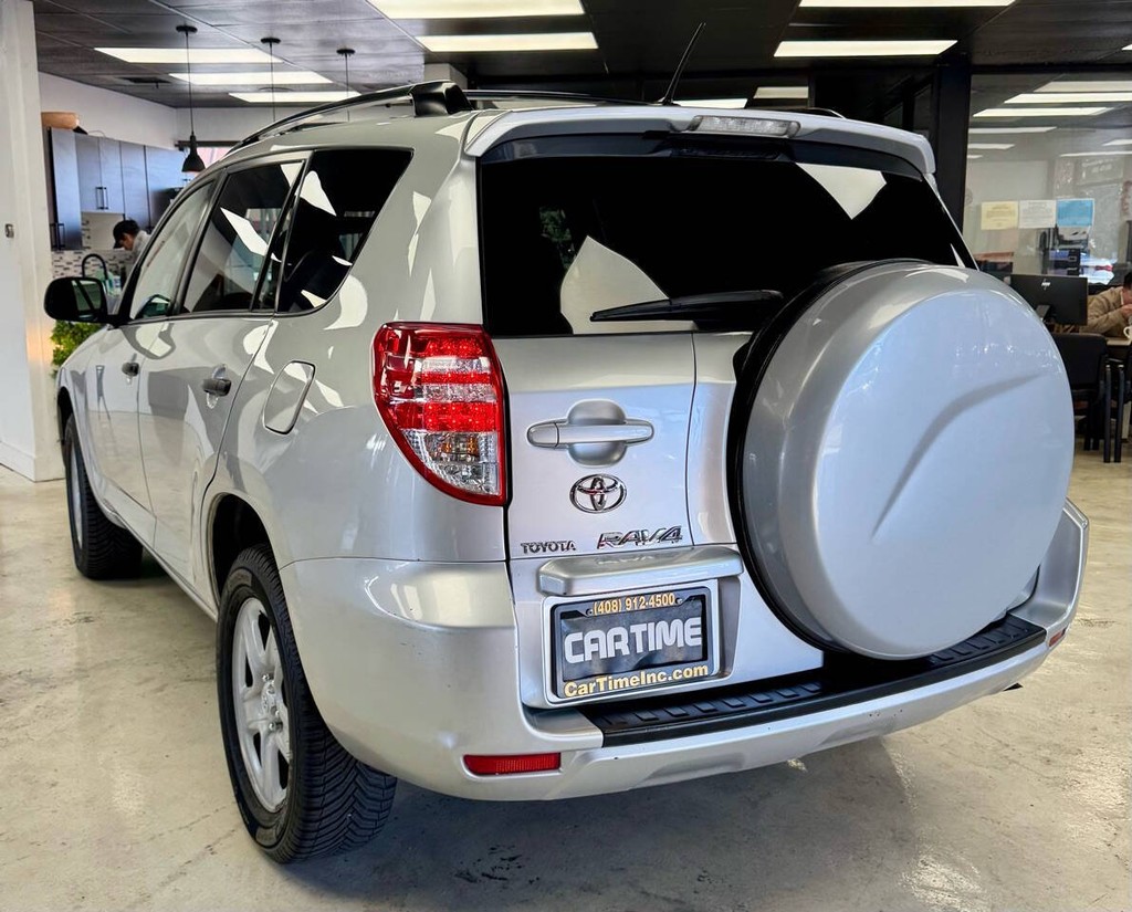 Toyota RAV4 Vehicle Full-screen Gallery Image 08