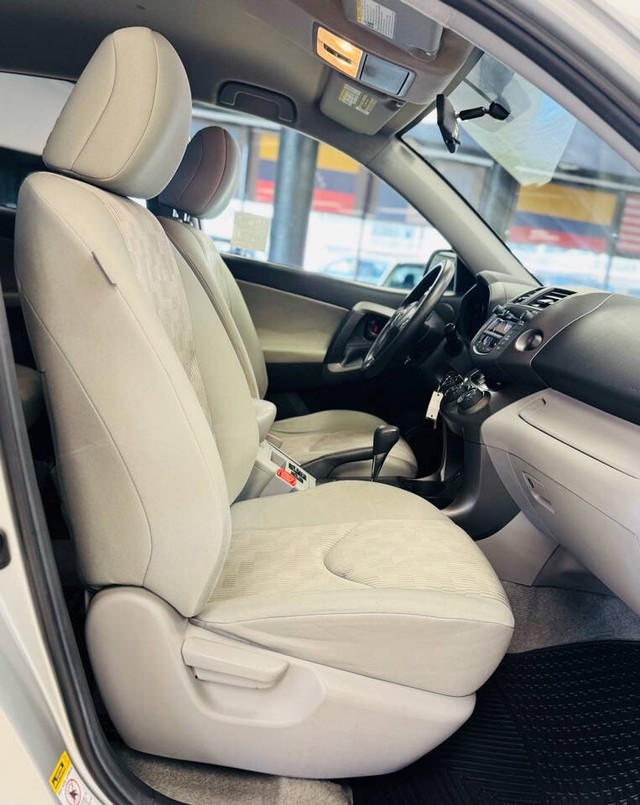 Toyota RAV4 Vehicle Full-screen Gallery Image 12