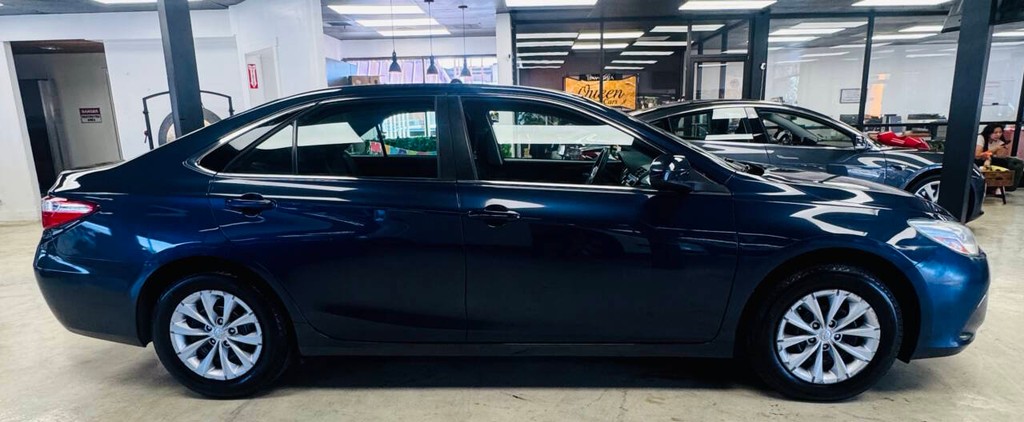 Toyota Camry Vehicle Full-screen Gallery Image 03