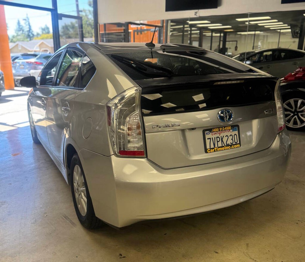 Toyota Prius Plug-In Vehicle Full-screen Gallery Image 04