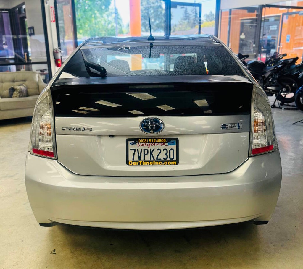 Toyota Prius Plug-In Vehicle Full-screen Gallery Image 05