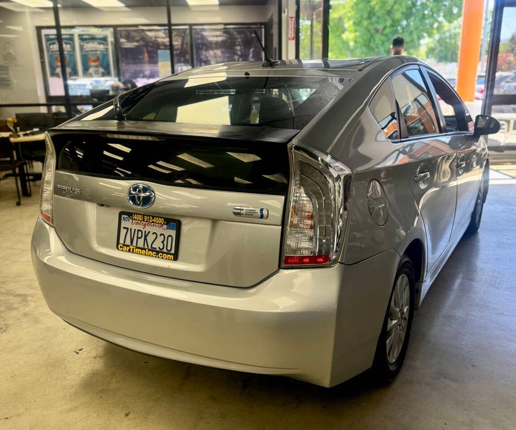 Toyota Prius Plug-In Vehicle Full-screen Gallery Image 06