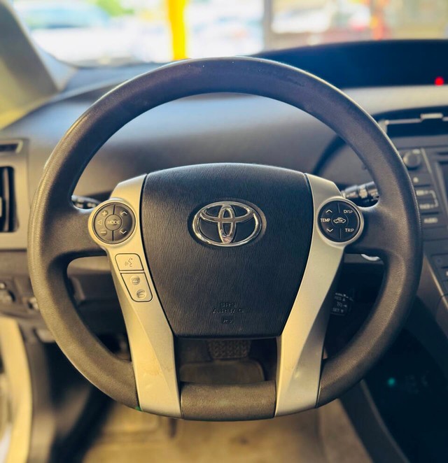 Toyota Prius Plug-In Vehicle Full-screen Gallery Image 07