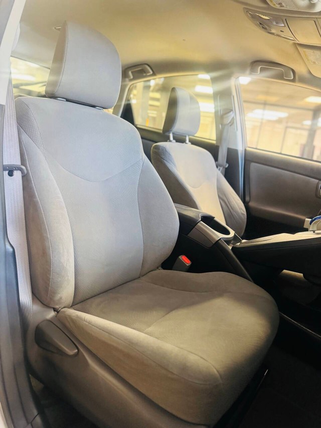 Toyota Prius Plug-In Vehicle Full-screen Gallery Image 09