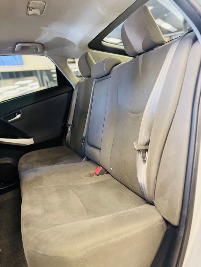 Toyota Prius Plug-In Vehicle Full-screen Gallery Image 11