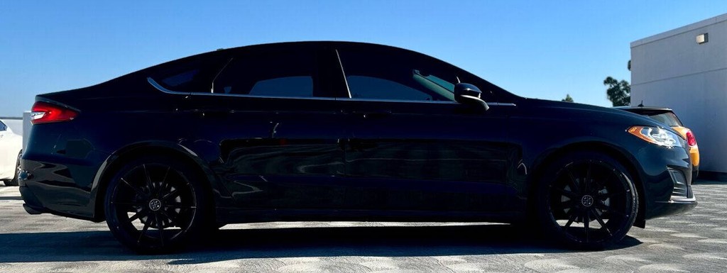 Ford Fusion Vehicle Full-screen Gallery Image 04