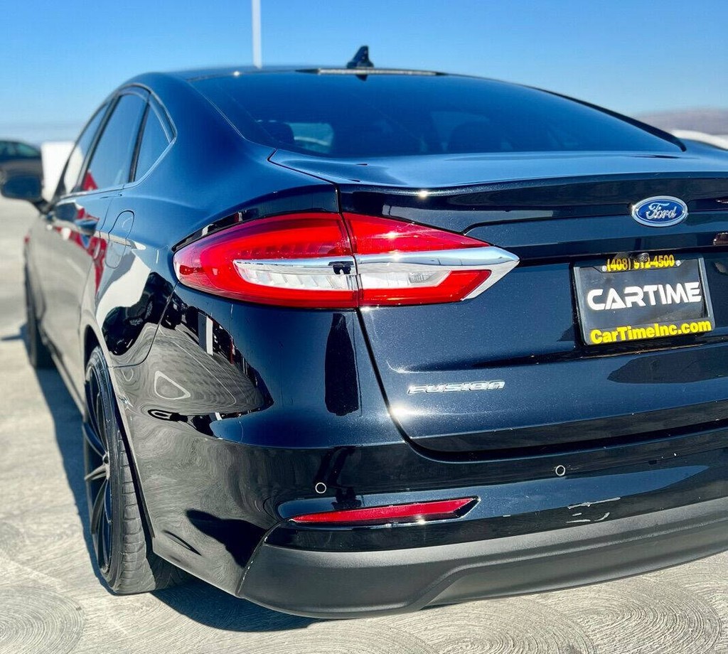 Ford Fusion Vehicle Full-screen Gallery Image 06