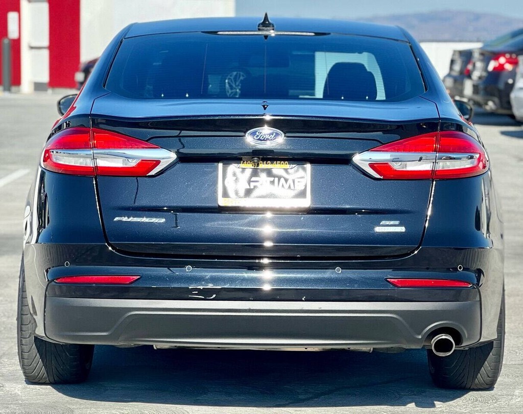 Ford Fusion Vehicle Full-screen Gallery Image 08