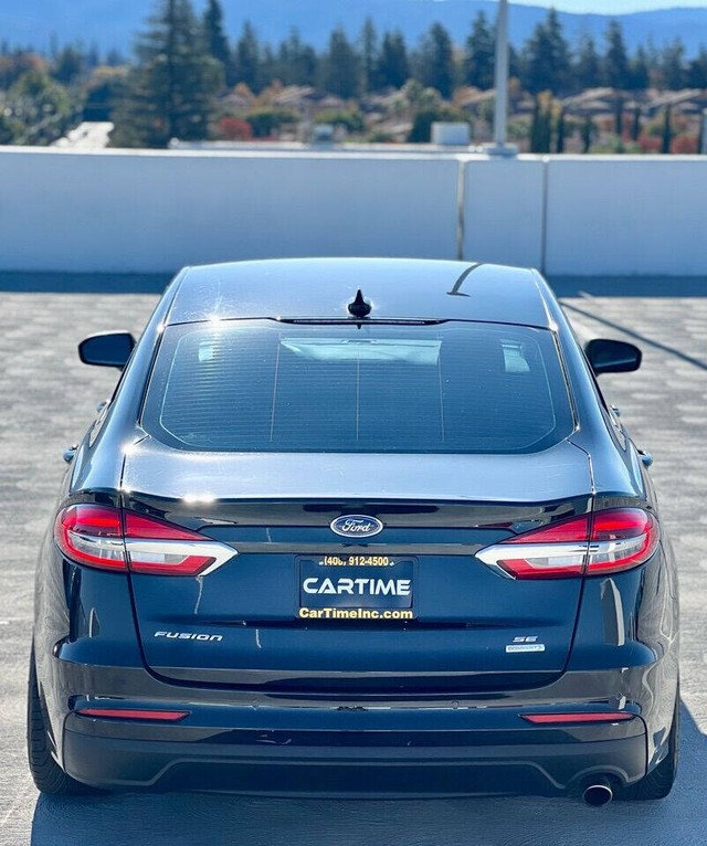 Ford Fusion Vehicle Full-screen Gallery Image 07