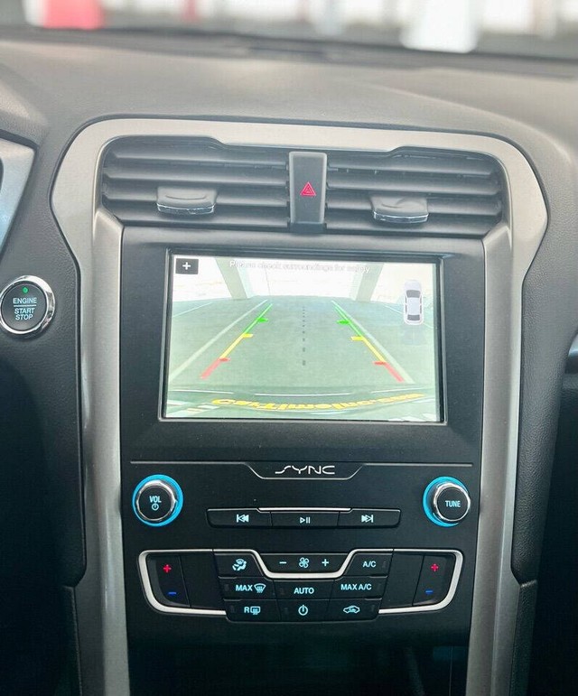 Ford Fusion Vehicle Full-screen Gallery Image 17