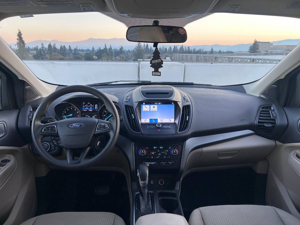 Ford Escape Vehicle Full-screen Gallery Image 07