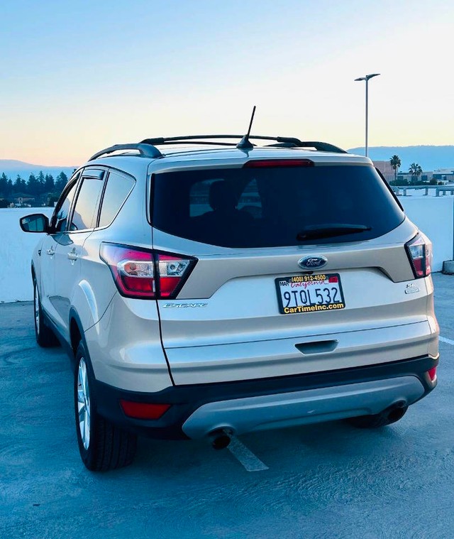 Ford Escape Vehicle Full-screen Gallery Image 03