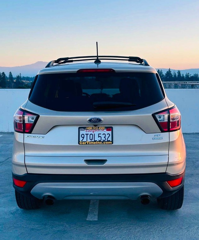 Ford Escape Vehicle Full-screen Gallery Image 04