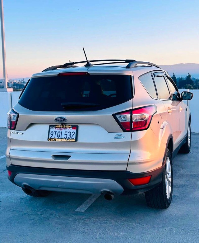 Ford Escape Vehicle Full-screen Gallery Image 05